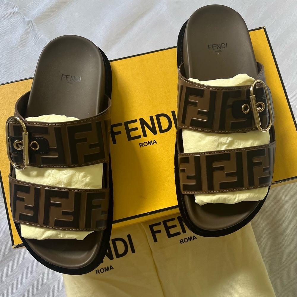 Fendi Sandal wcalf leather sandal. Size (37/7) (new)